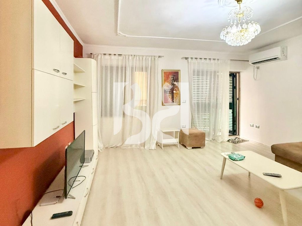APARTAMENT ME QERA 2+1 TEK RRUGA MYSLYM SHYRI 3