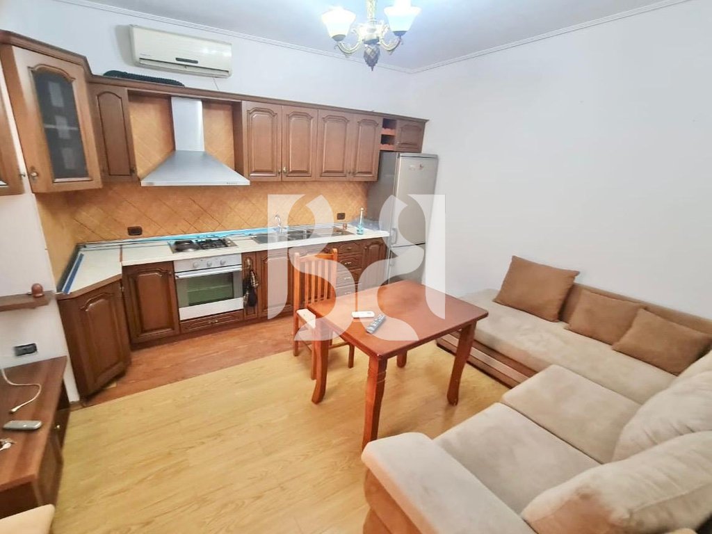 APARTAMENT 1+1, ME QIRA TEK RRUGA E DIBRES ,PRANE SPITALIT AMERIKAN 2*