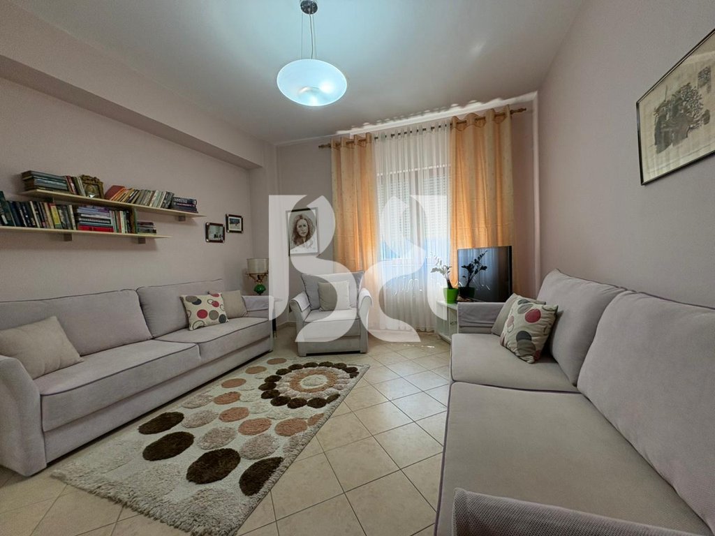 JEPET APARTAMENT 2+1+2+Ballkon ME QIRA TEK RRUGA E KAVAJES** 2
