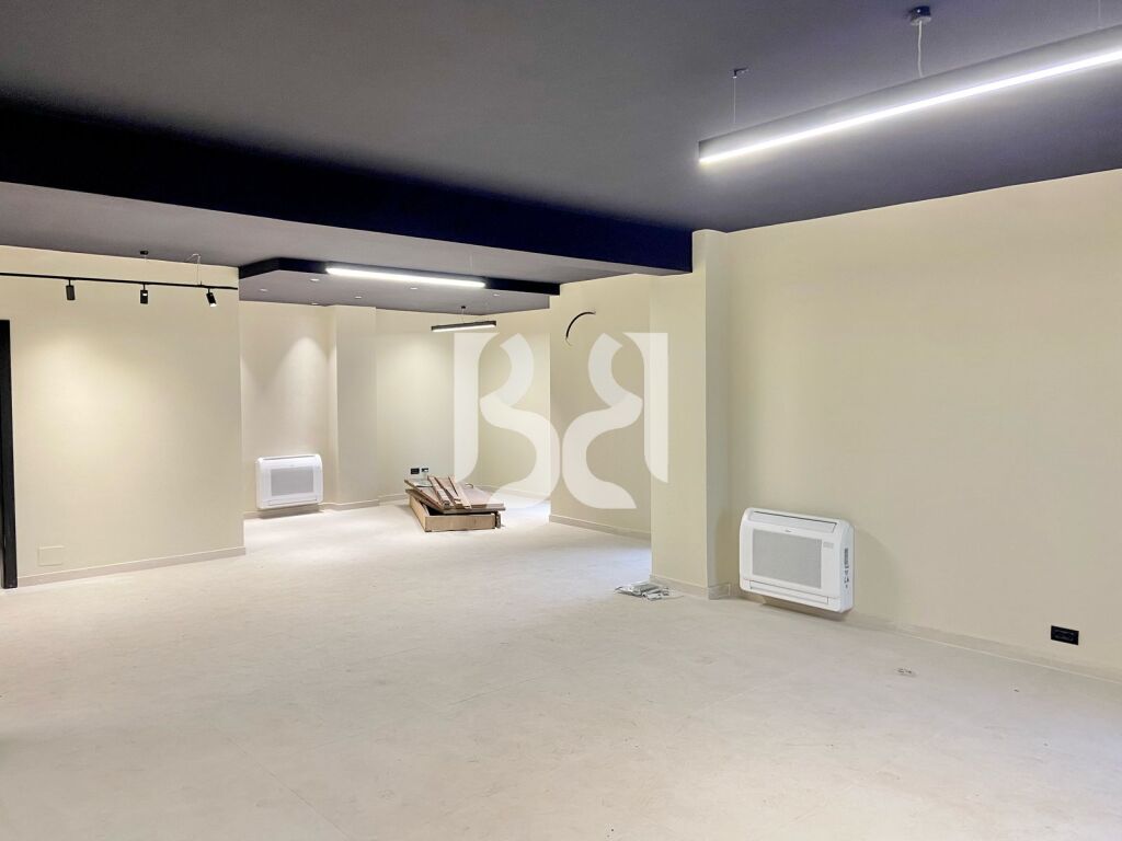 JAPIM ME QIRA AMBIENT OPEN SPACE NE QENDER PRANE HOTEL PLAZA DHE TOPTANI