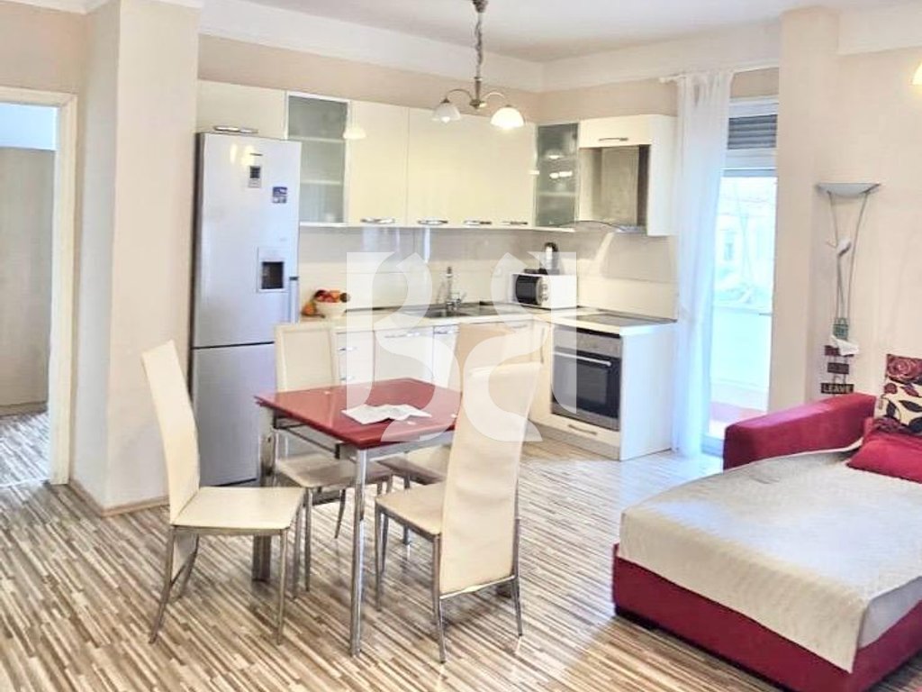APARTAMENT ME QERA NE RRUGEN MYSLYM SHYRI 2+1+2BALLKONE 4