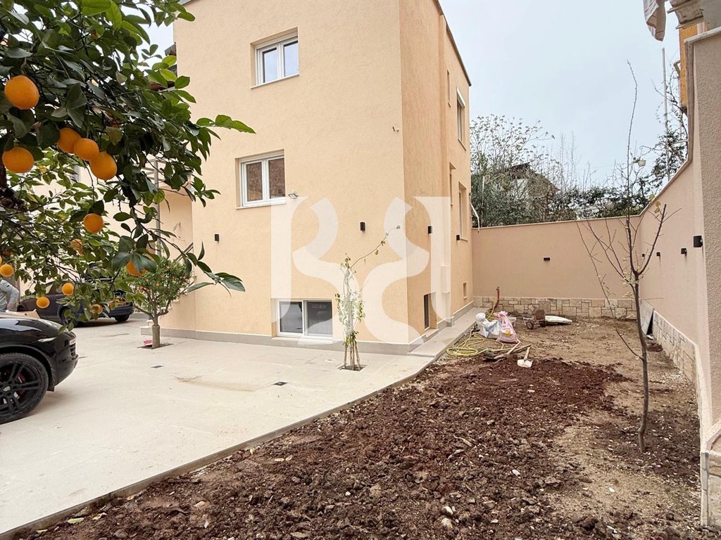 Vilë 2-Katëshe me Qira për Zyra / Klinikë – Rruga Naim Frashëri 4+1 2000€ 4