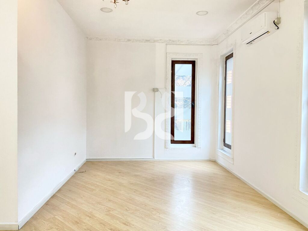 JAPIM ME QIRA AMBIENT OPEN SPACE NE QENDER PRANE HOTEL PLAZA DHE TOPTANI