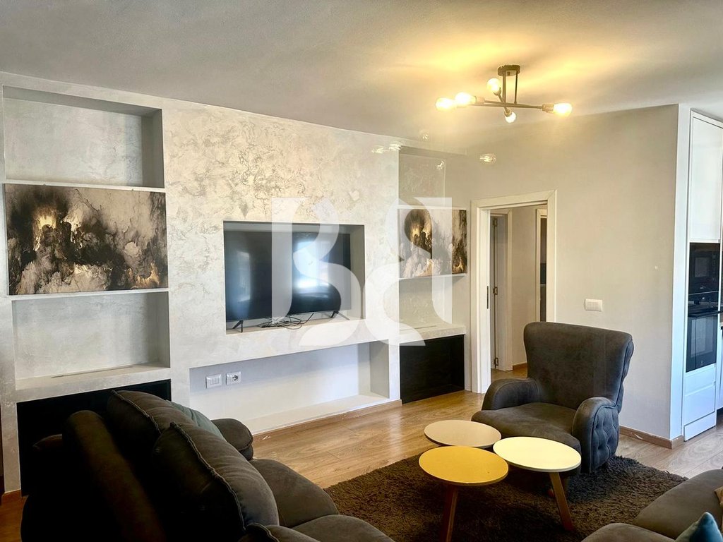 APARTAMENT 3+1, ME QIRA, RRUGA E DURRESIT**
