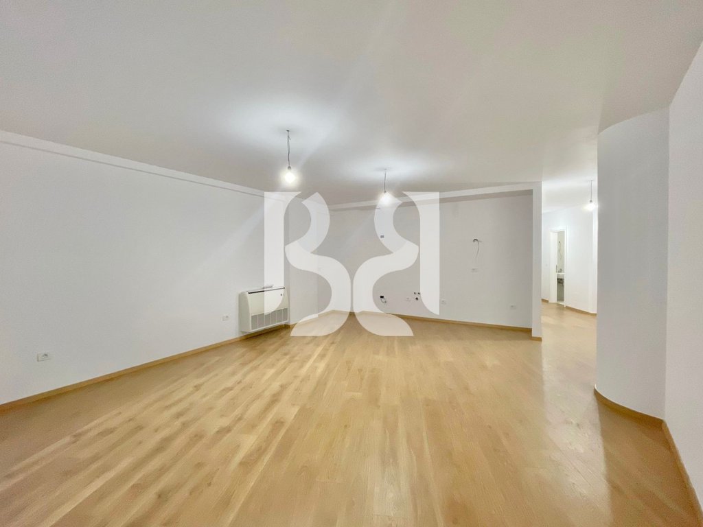JEPET ME QIRA AMBIENT PËR ZYRË + PARKIM, 2000 EURO/MUAJ BRUTO, PRANË STADIUMIT AIR ALBANIA 4