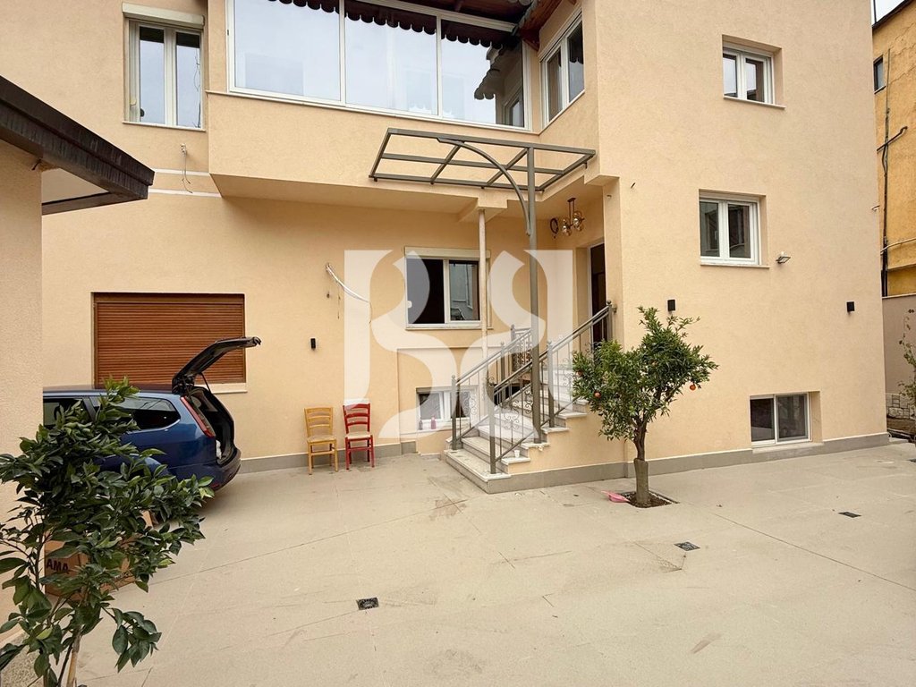 Vilë 2-Katëshe me Qira për Zyra / Klinikë – Rruga Naim Frashëri 4+1 2000€ 2
