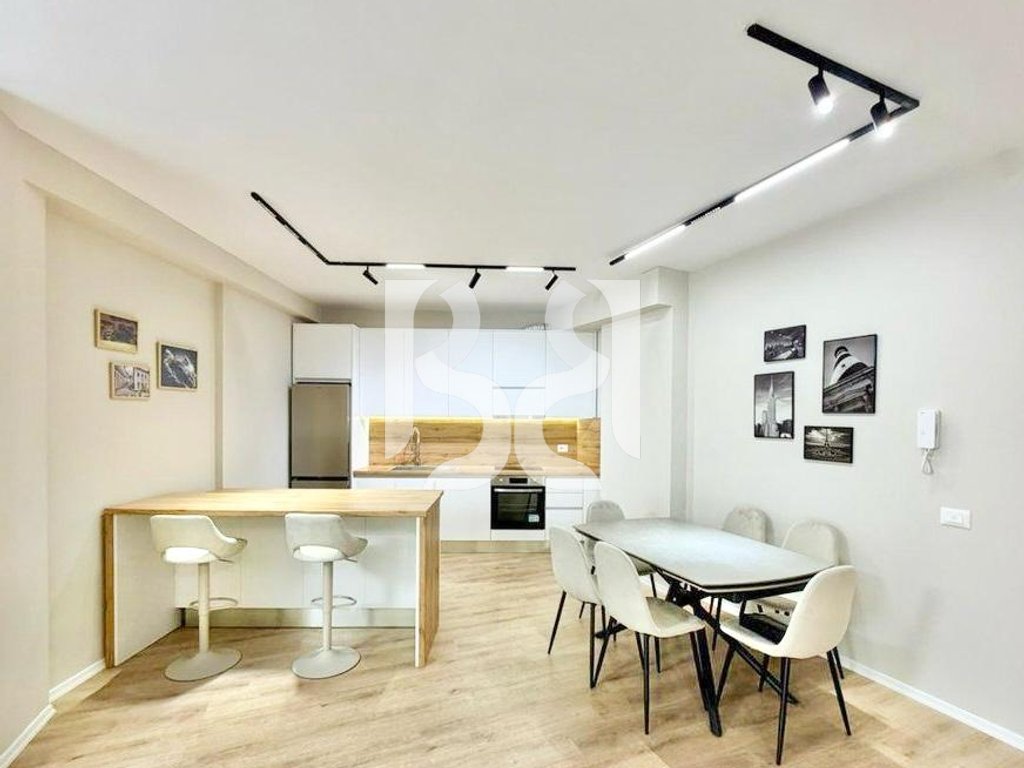 APARTAMENT ME QERA 2+1+2 PRANE PAZARIT TE RI 3