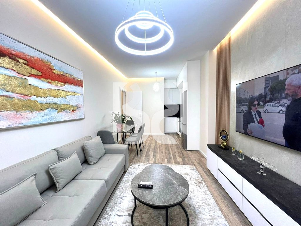 APARTAMENT 1+1 ME QERA – RRUGA E KOSOVAREVE 900€* 2