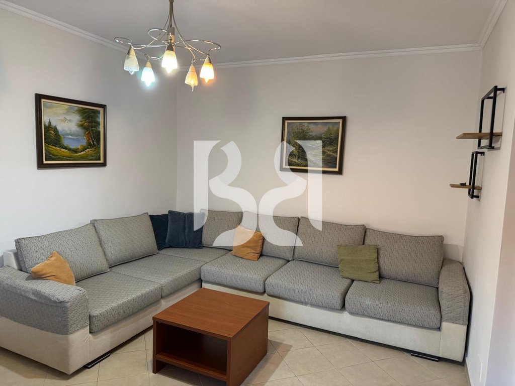 JEPET APARTAMENT 1+1 TEK SHKOLLA E BASHKUAR,RRUGA E DIBRES** 3