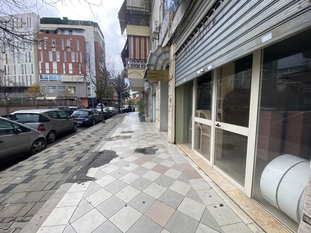 SHESIM AMBIENT KOMERCIAL PRANE KIKA 2 /RRUGA SKENDER LUARASI /KOMUNE TE PARISIT