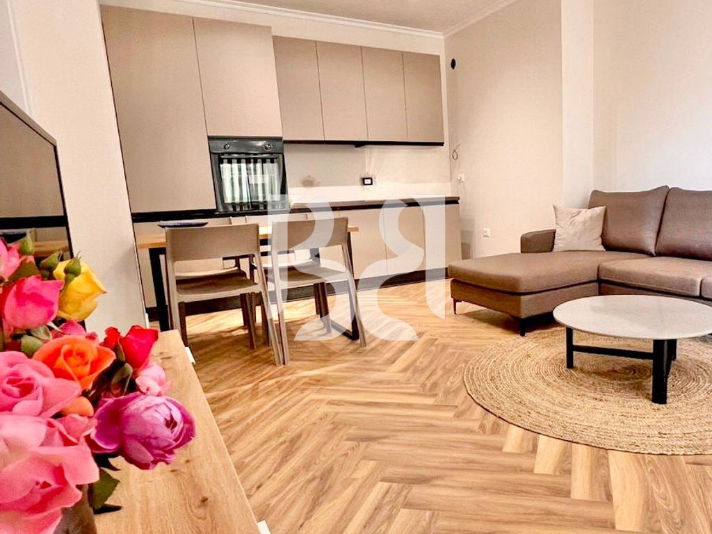 JEPET APARTAMENT 2+1+2 ME QIRA NE RRUGEN E KAVAJES PRANE KISHES KATOLIKE *