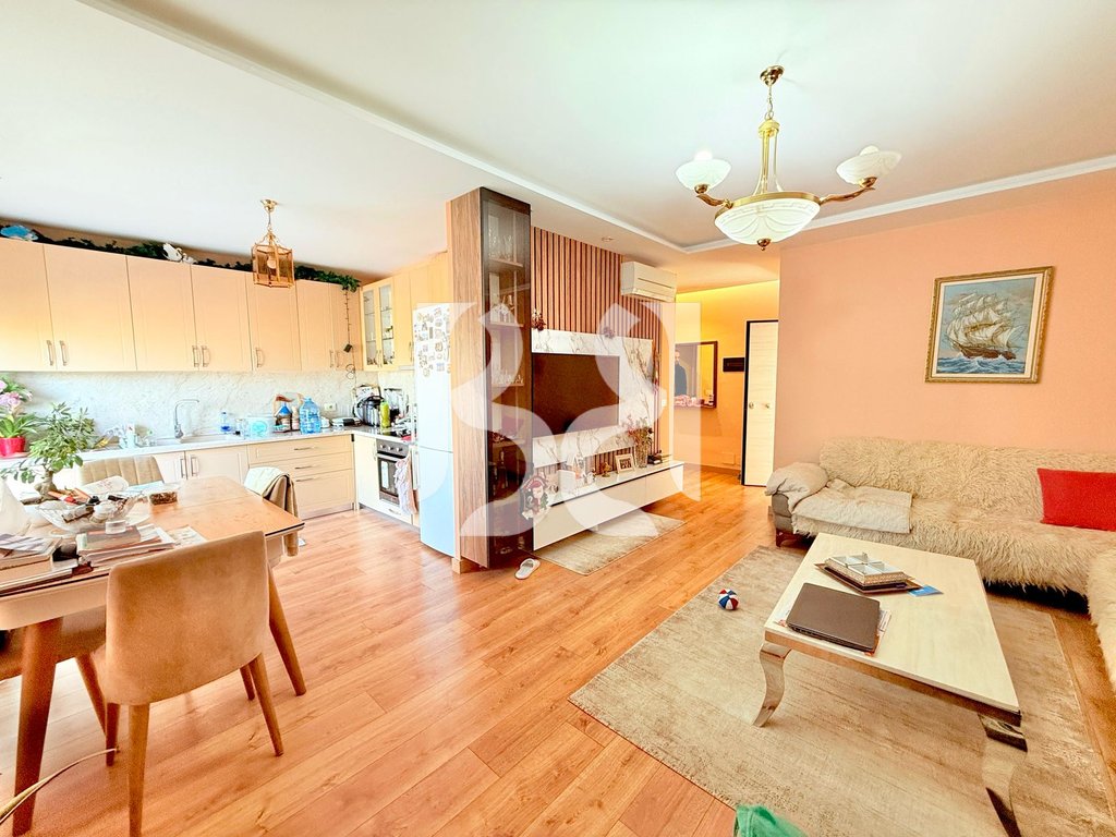 APARTAMENT NE SHITJE TE KOPESHTI BOTANIK 3+1+2 PRANE XHAMISE