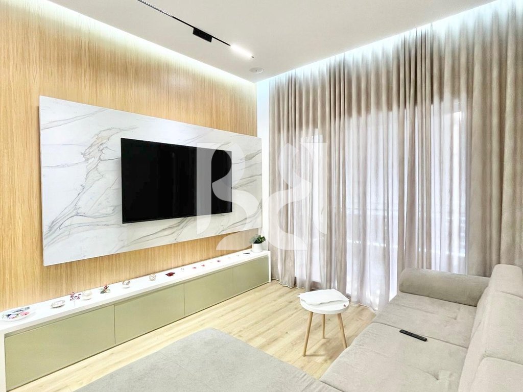 APARTAMENT ME QERA 2+1+2+POST PARKIMI TE KOPSHTI BOTANIK