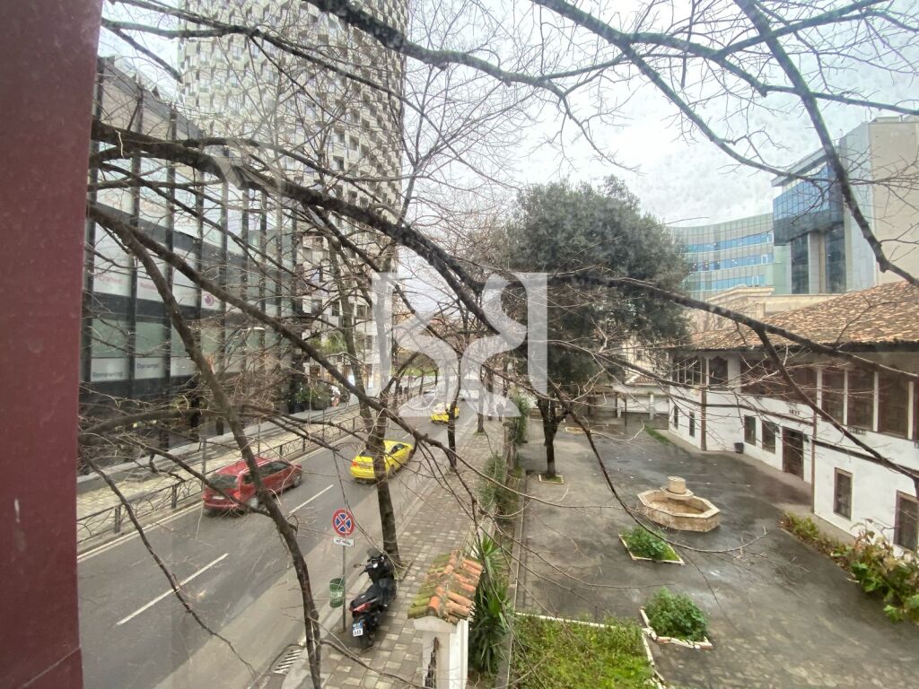 JAPIM ME QIRA AMBIENT OPEN SPACE NE QENDER PRANE HOTEL PLAZA DHE TOPTANI 2