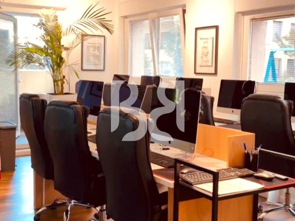 AMBIENT PRENIUM ME QIRA ME PERDORIM KOMERCIAL/ZYRE NE KOMPLEKSIN MANGALEM, ALI DEM TIRANE