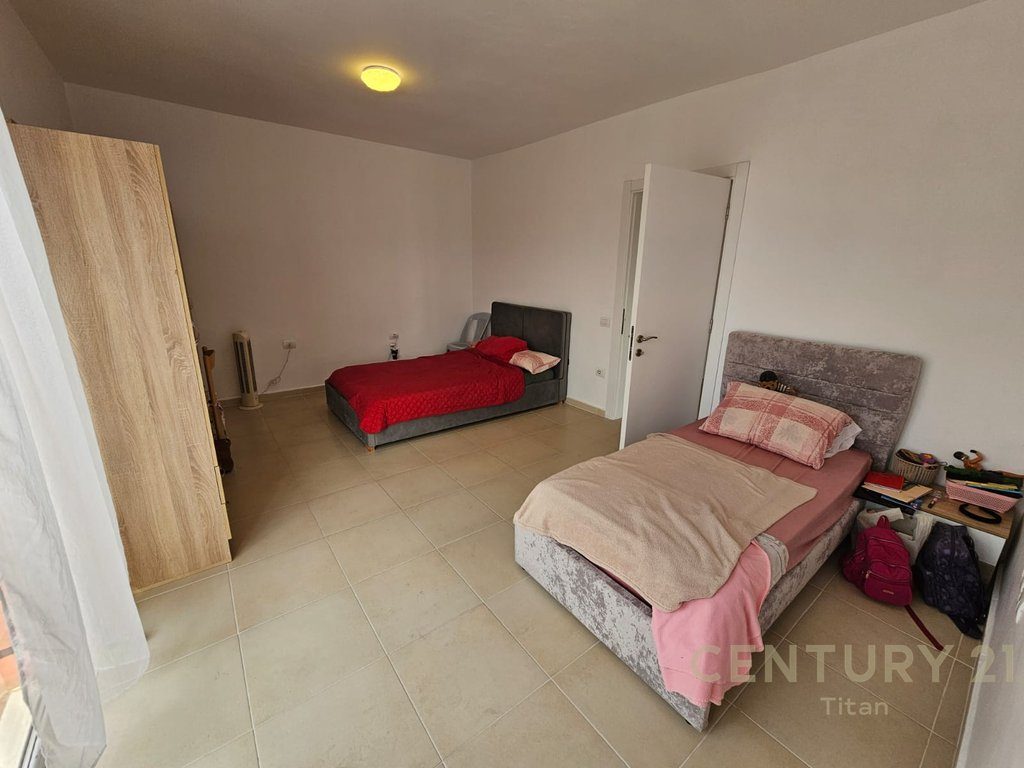 SHITET APARTAMENT 2+1+2 ME VERANDE NE KOMBINAT 2