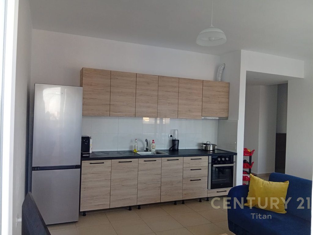 SHITET APARTAMENT 2+1+2 ME VERANDE NE KOMBINAT 4