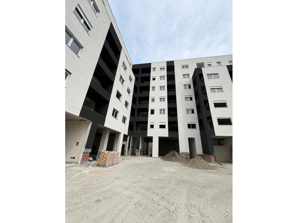 Shiten 6 poste parkimi te Platinium Residence,Paskuqan