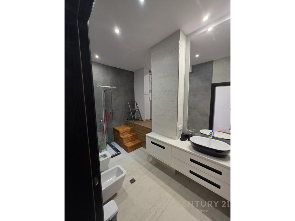 SHITET PENTHOUSE UNIK ME VERANDE ME PAMJE PANORAMIKE 360° NE DURRES