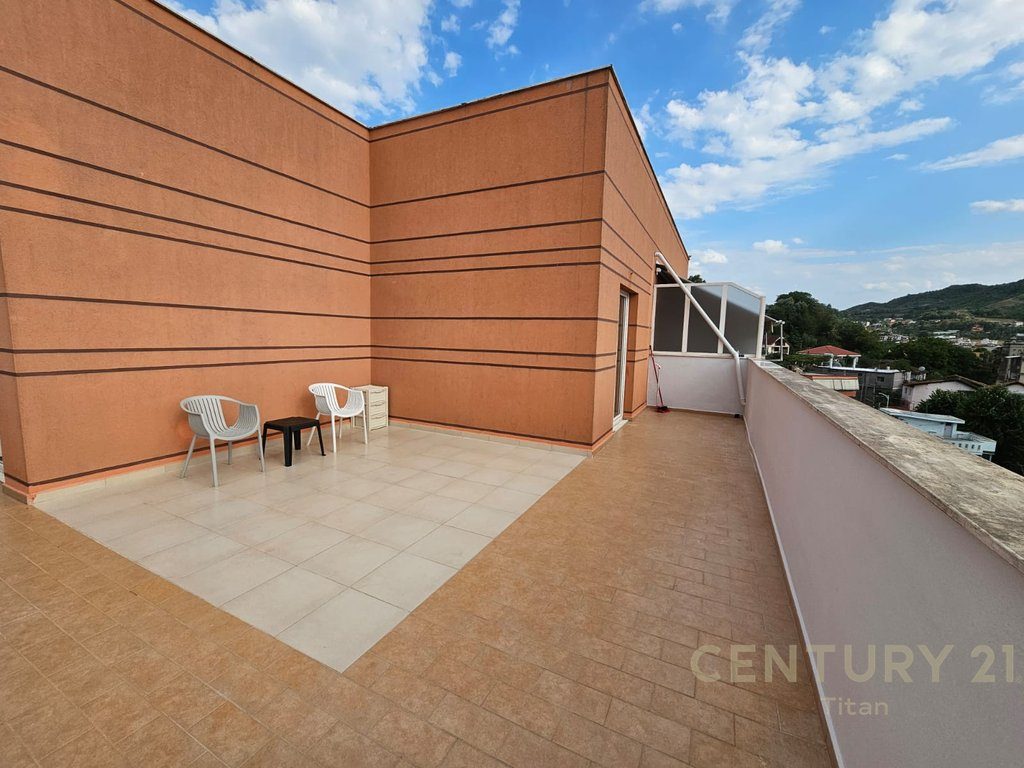 SHITET APARTAMENT 2+1+2 ME VERANDE NE KOMBINAT