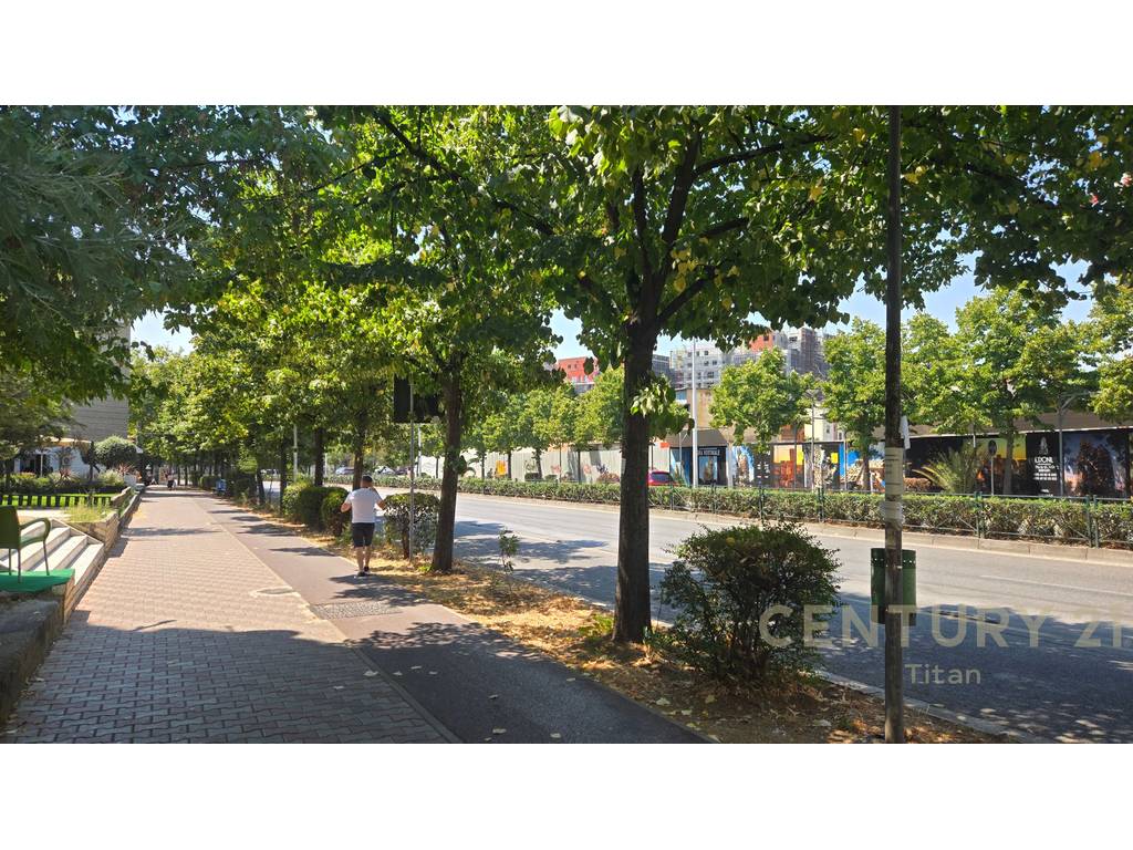 Shitet Ambient Komercial buzë rruge pranë Inxhinierisë së Ndërtimit 2
