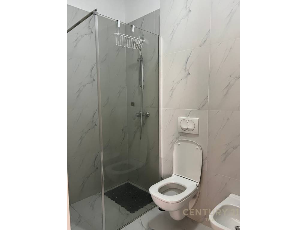 JEPET ME QIRA APARTAMENT 2+1+2+ POST PARKIMI TEK RRUGA E BARRIKADAVE 3