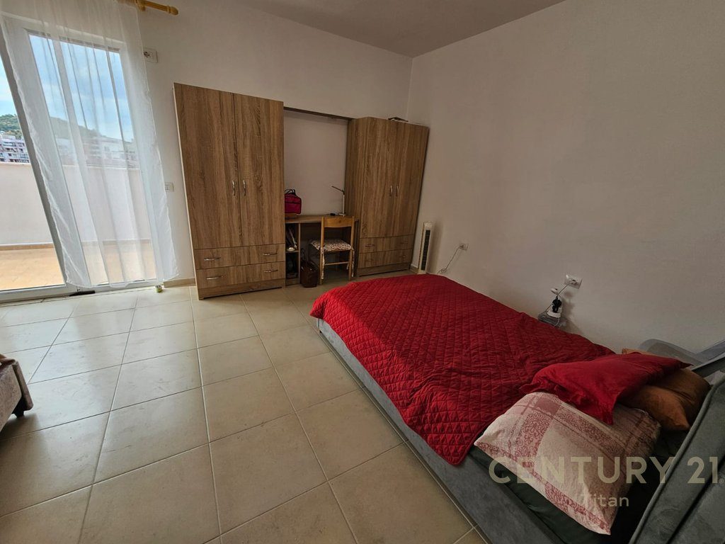 SHITET APARTAMENT 2+1+2 ME VERANDE NE KOMBINAT 3