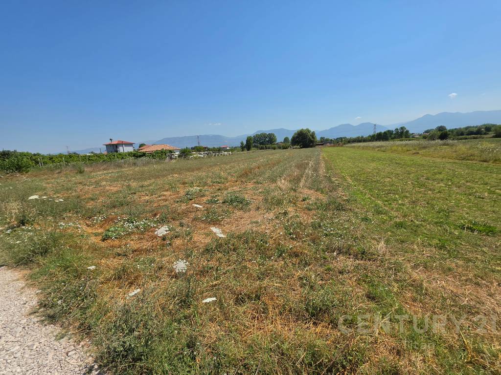 SHITET TOKË NË FUSHË PREZË 8400 m² !