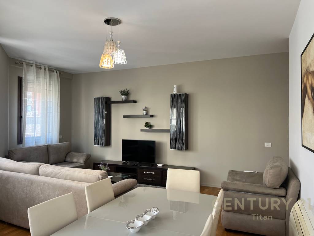 JEPET ME QIRA APARTAMENT 2+1+2+ POST PARKIMI TEK RRUGA E BARRIKADAVE 2