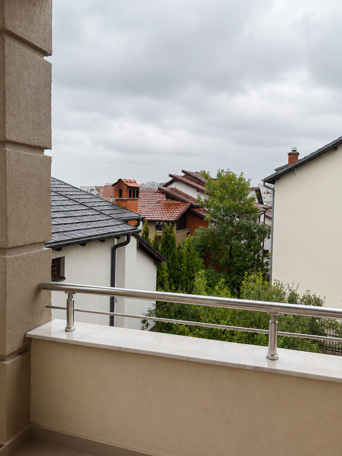 Pronë në shitje në Bregun e Diellit – ideale për banim, biznes, klinikë apo zyre 3