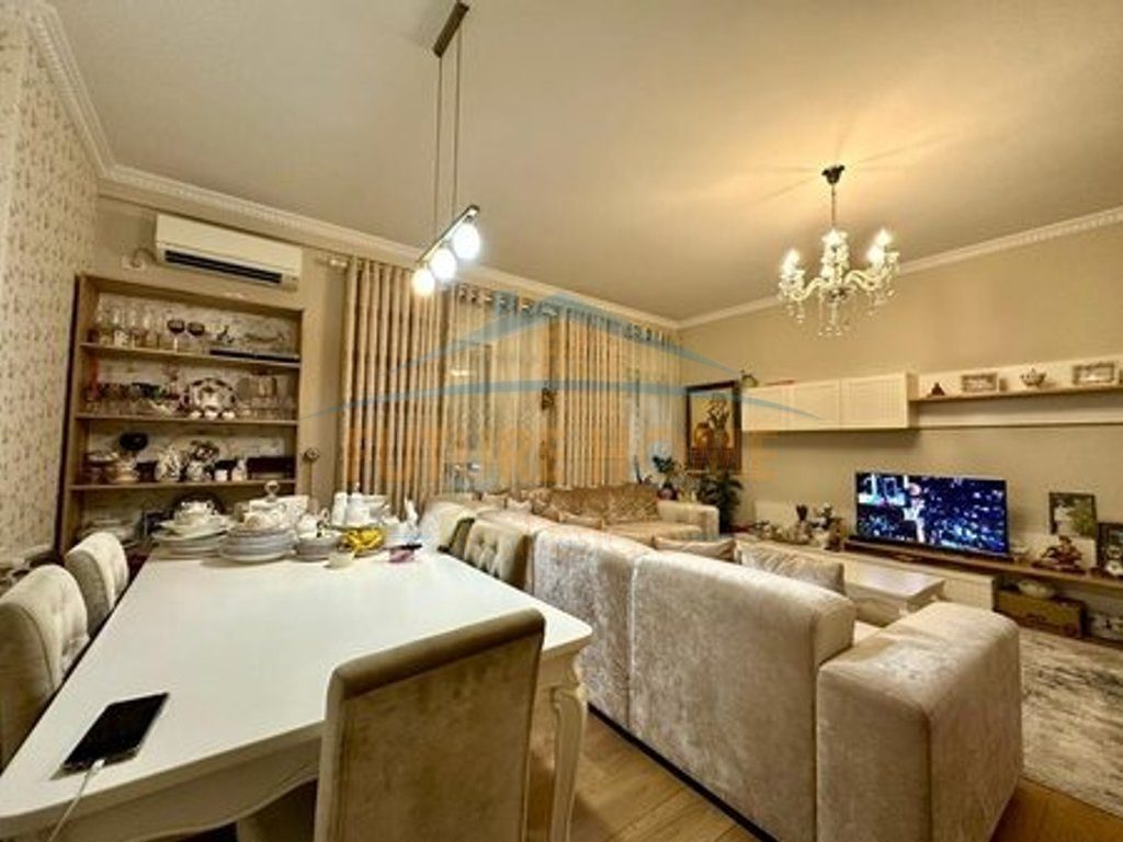 Shitet, Apartament 3+1+2, Liqeni i Thatë, Tiranë.