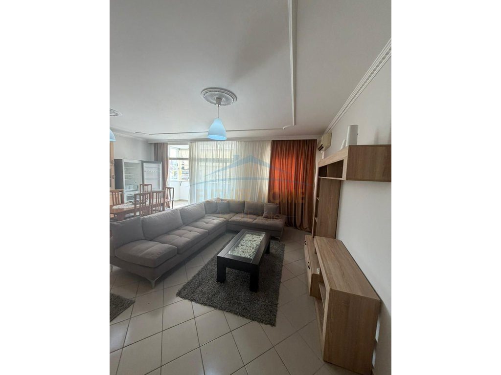 Shitet, Apartament 2+1+2, Komuna e Parisit, Tiranë