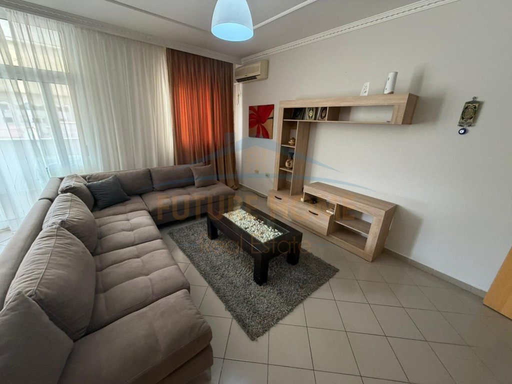 Shitet, Apartament 2+1+2, Komuna e Parisit, Tiranë 2