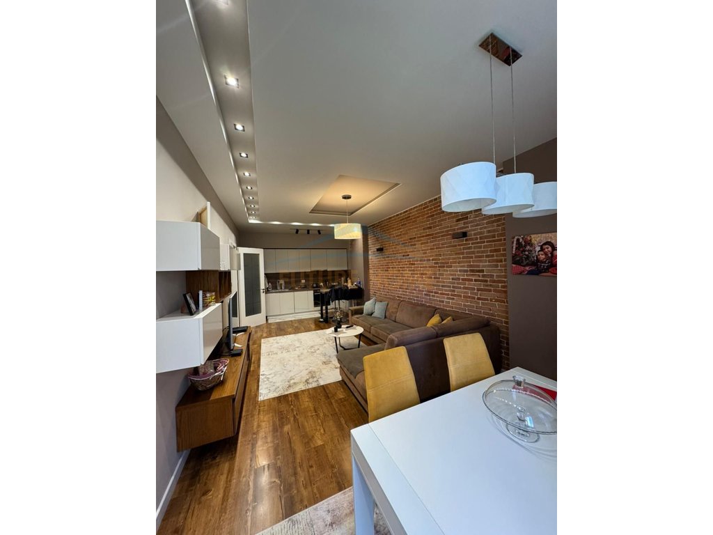 Shitet, Apartament 2+1+2, Unaza e Re