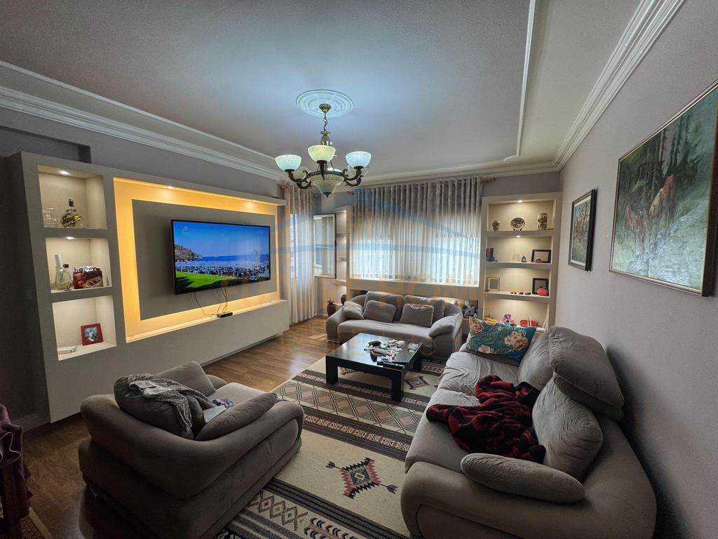 Shitet, Apartament 3+1+2, Unaza e Re