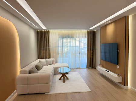 Shitet, Apartament 2+1+2, Unaza Re