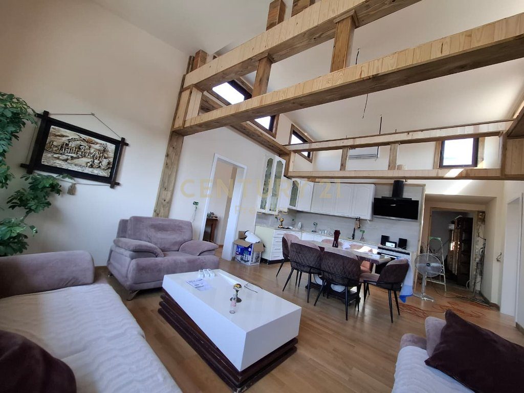 APARTAMENT LUKSOZ 3+1+2 ME QIRA, RRETH-RROTULLIMI I SHKOZES!