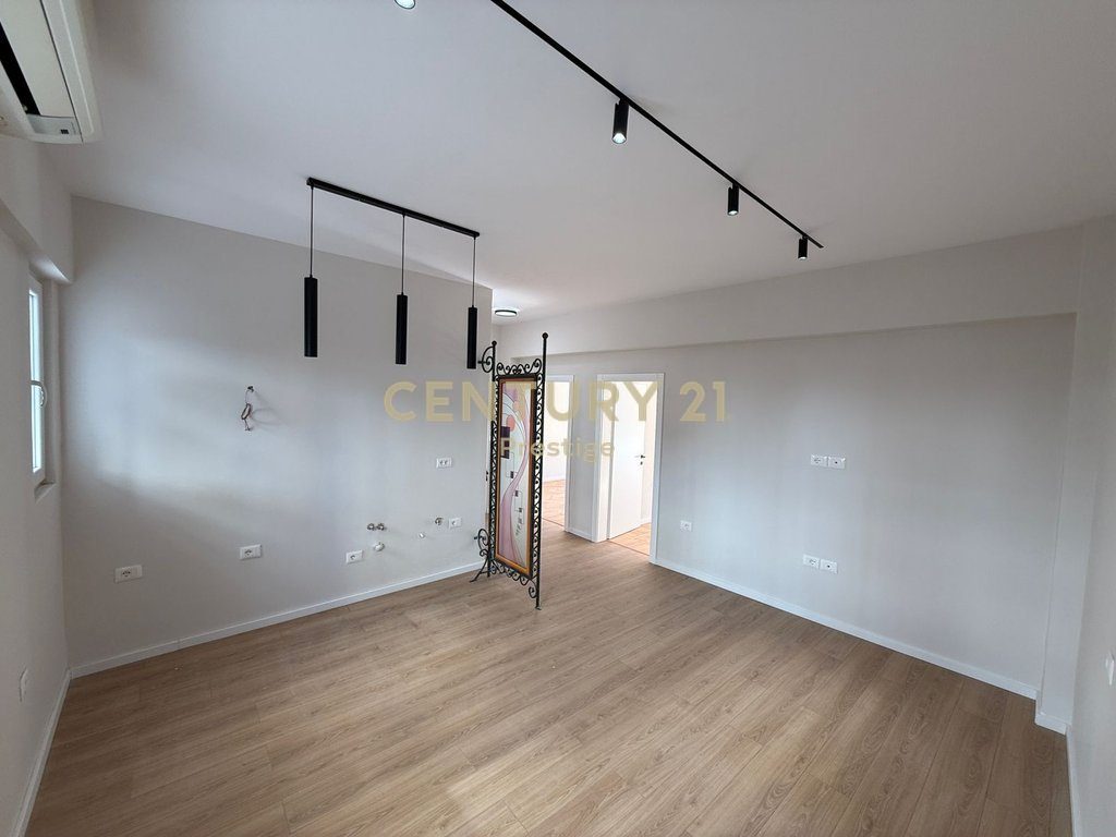APARTAMENT 2+1 ME QIRA, PRANE QENDRES TEK PAZARI I RI MBI NEPTUN, TIRANE! 2