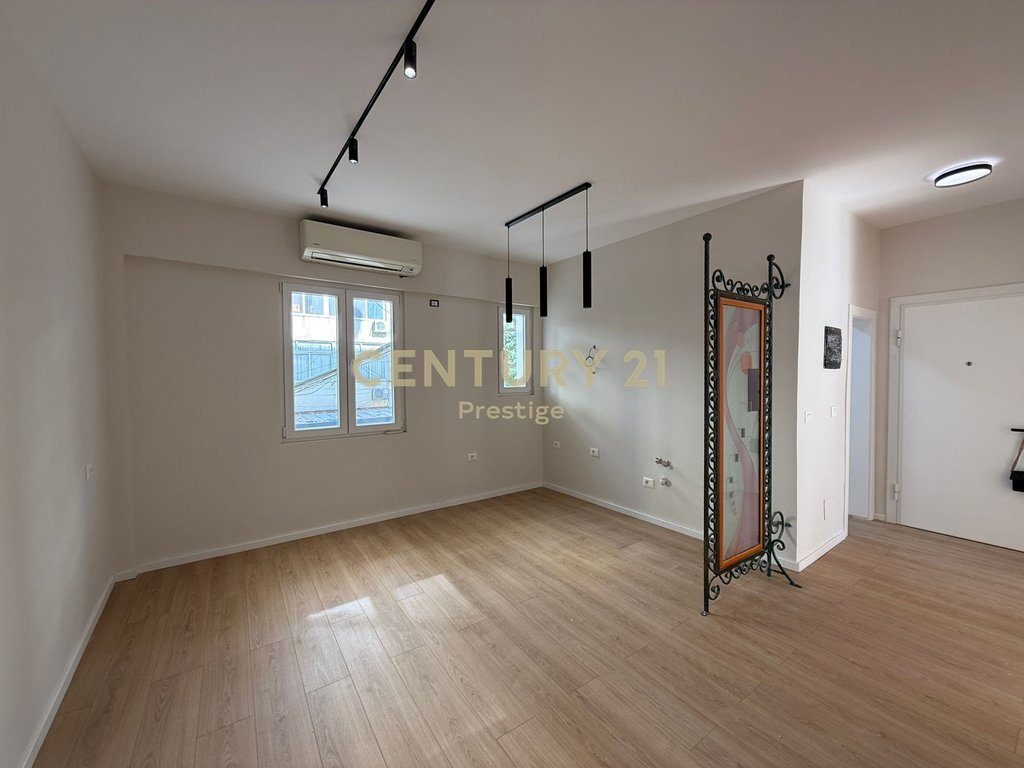 APARTAMENT 2+1 ME QIRA, PRANE QENDRES TEK PAZARI I RI MBI NEPTUN, TIRANE!