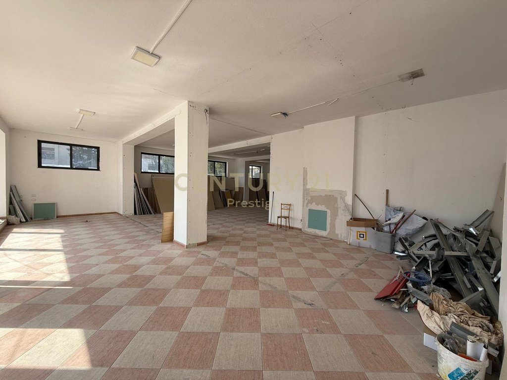 AMBIENT KOMERCIAL ME QIRA, PRANE MINISTRISE SE JASHTME, TIRANE! 2