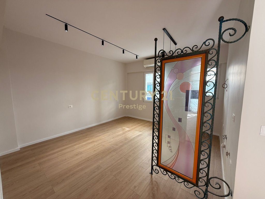 APARTAMENT 2+1 ME QIRA, PRANE QENDRES TEK PAZARI I RI MBI NEPTUN, TIRANE! 3