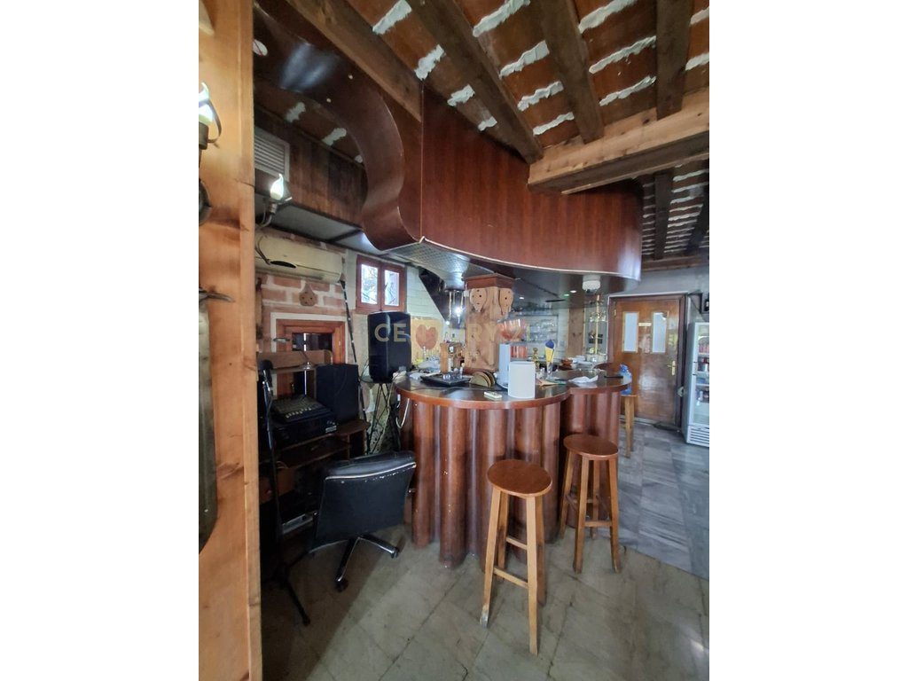 BAR-RESTORANT ME QIRA, VENDOSUR TEK RRETH-RROTULLIMI I SHKOZES! 4