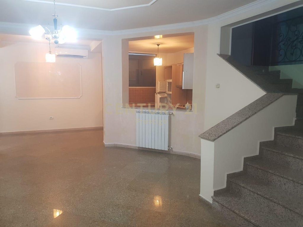 VILE ME QIRA PER ZYRE OSE BANIM, PRANE FAKULTETIT EKONOMIK, TIRANE! 2