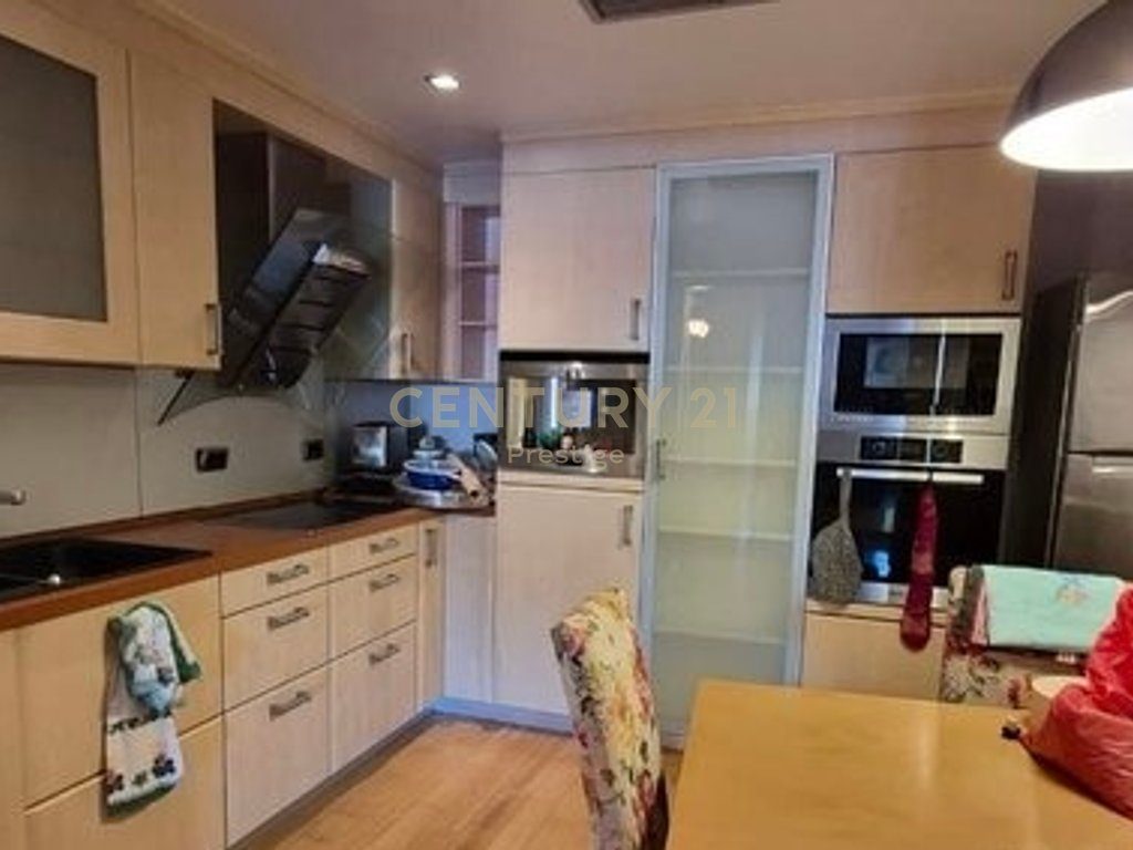 APARTAMENT 3+1+2+ POST PARKIMI ME QIRA NE ZONEN E BRRYLIT, TIRANE! 4