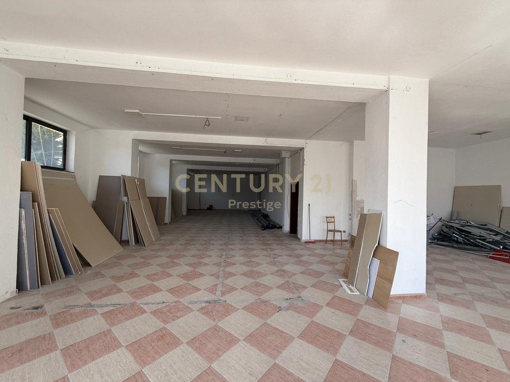 AMBIENT KOMERCIAL ME QIRA, PRANE MINISTRISE SE JASHTME, TIRANE! 3