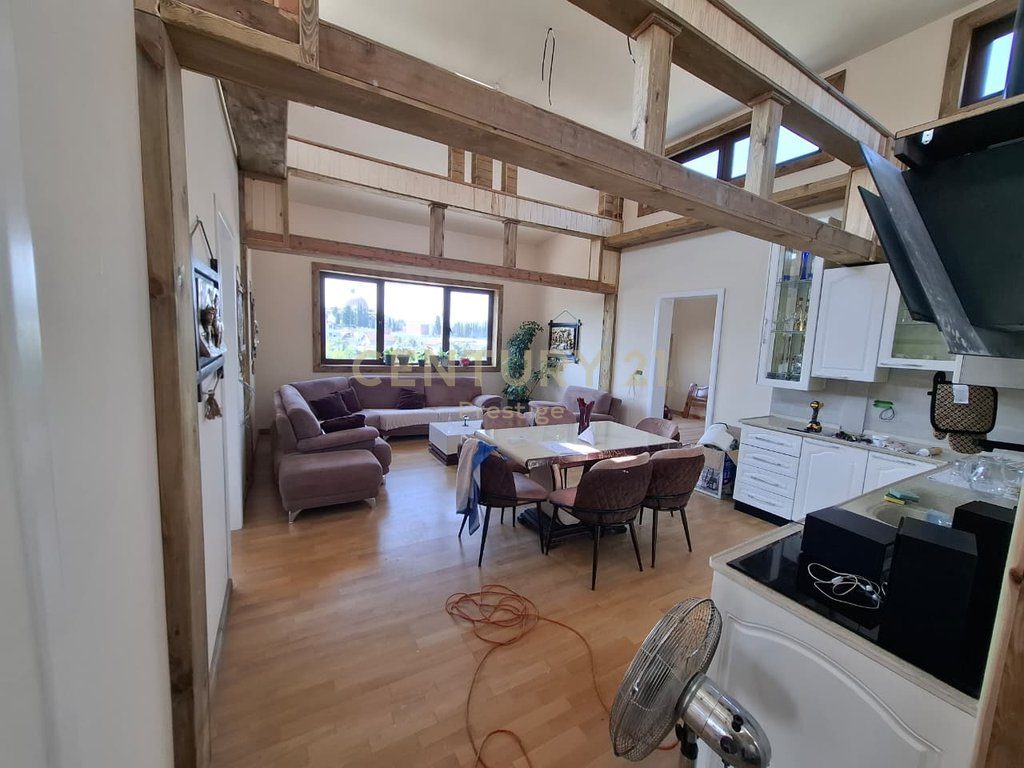 APARTAMENT LUKSOZ 3+1+2 ME QIRA, RRETH-RROTULLIMI I SHKOZES! 2